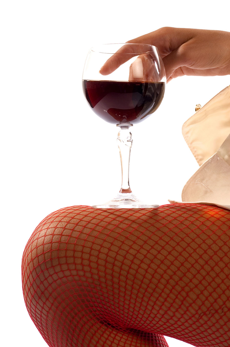 Πόδι γυναίκας που ακουμπά στο γόνατο ένα ποτήρι κόκκινο κρασί