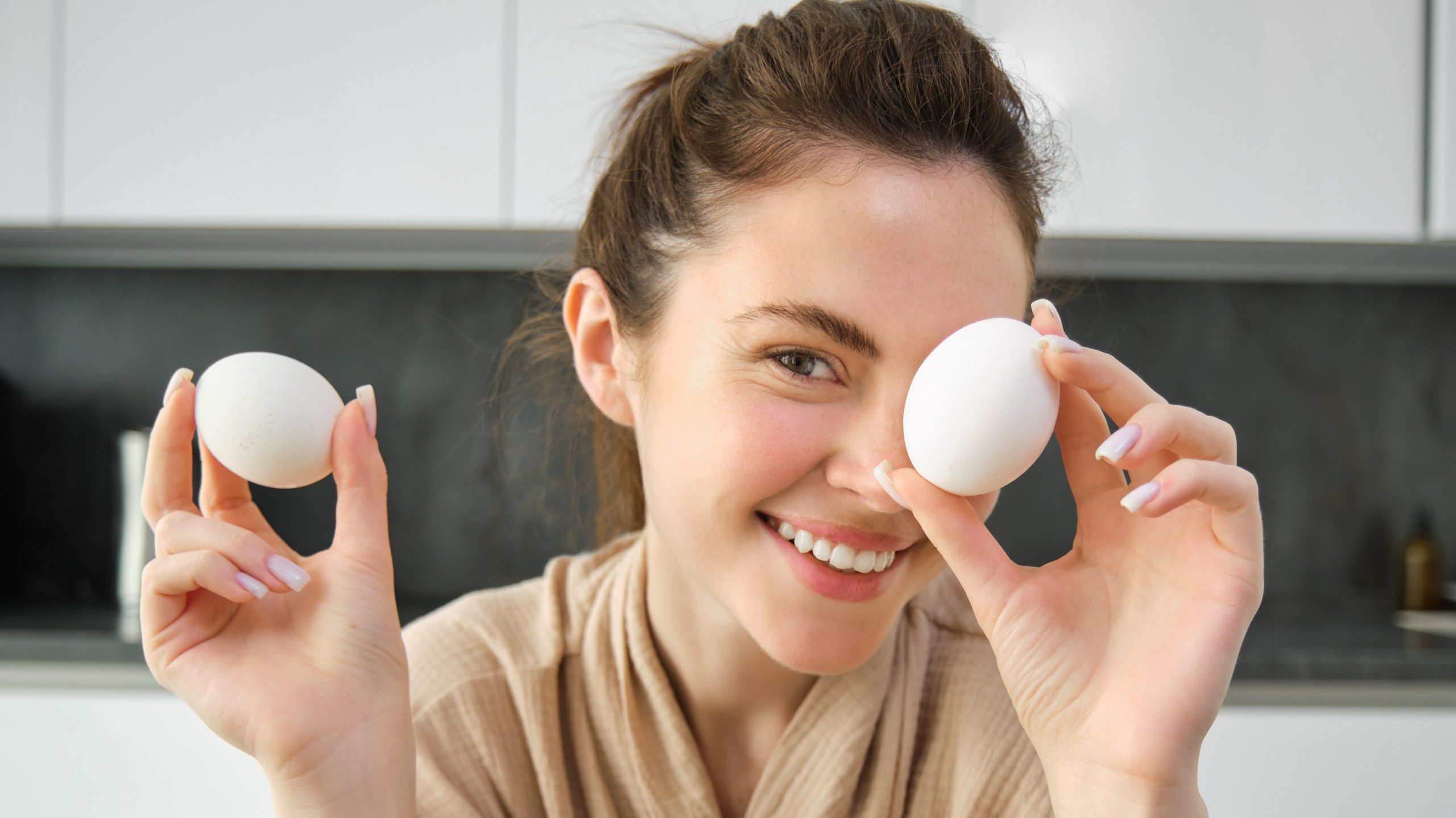 Γυναίκα κρατά αβγό