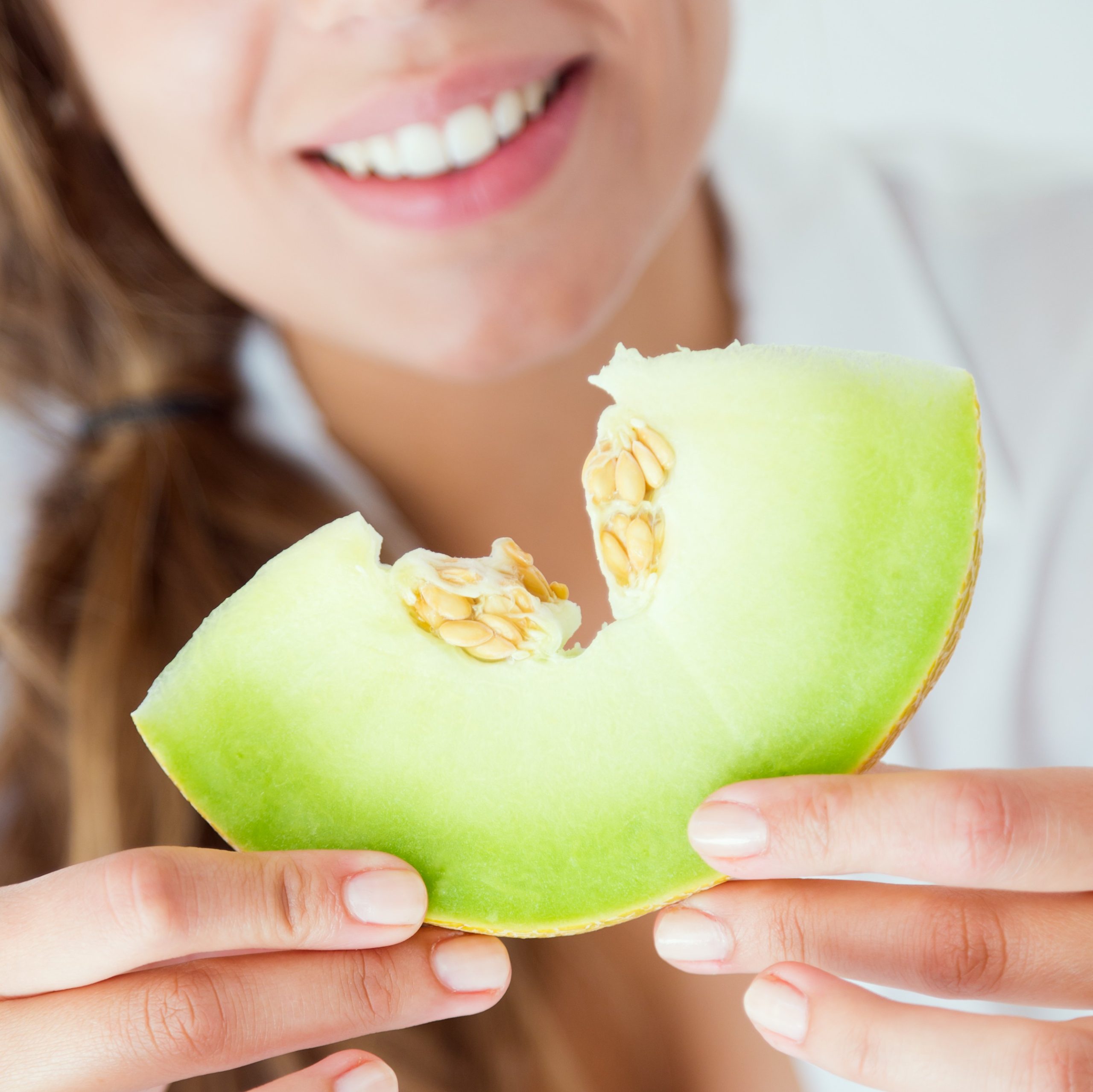 Γυναίκα τρώει πεπόνι