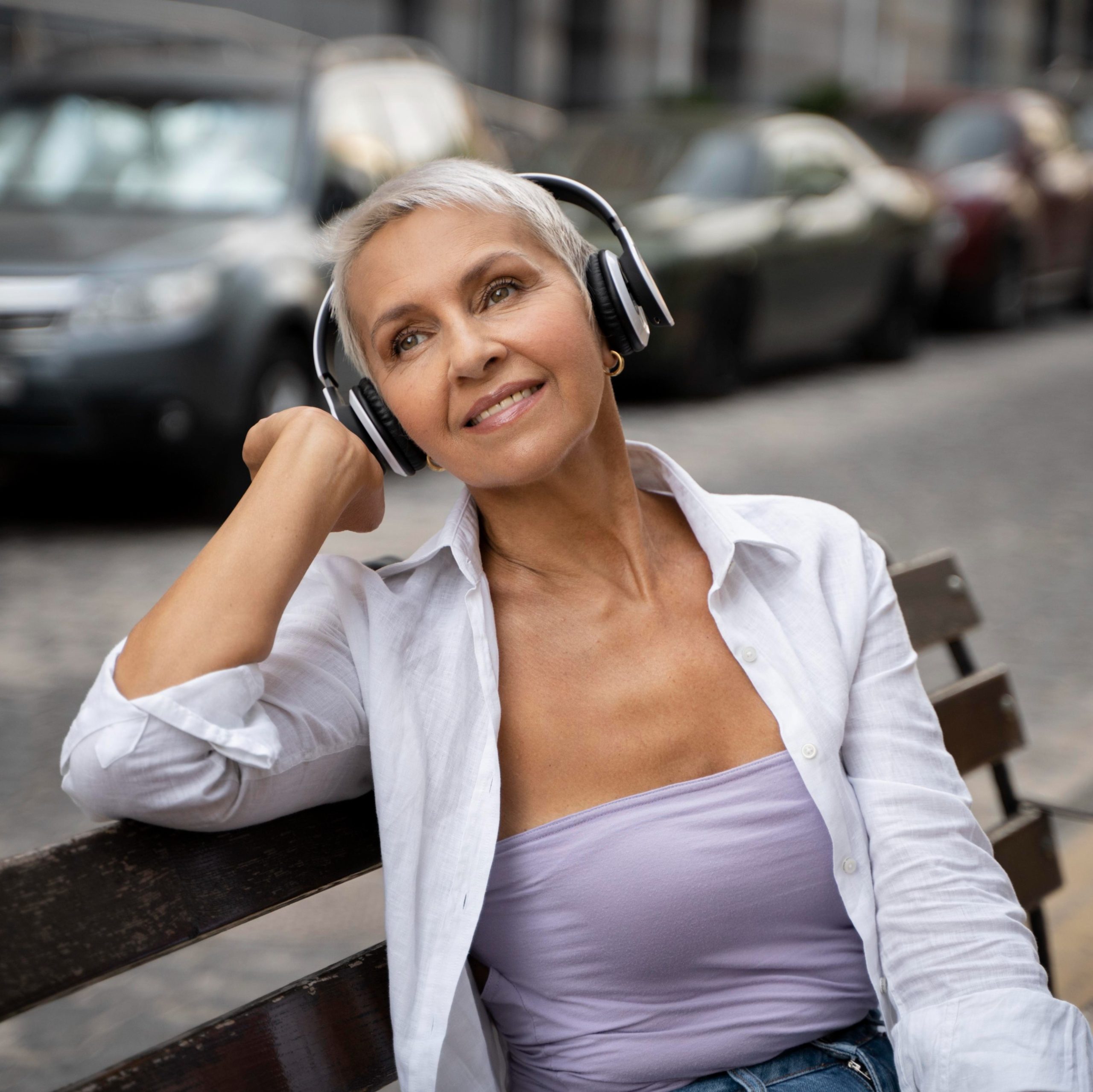 Γυναίκα ακούει μουσική