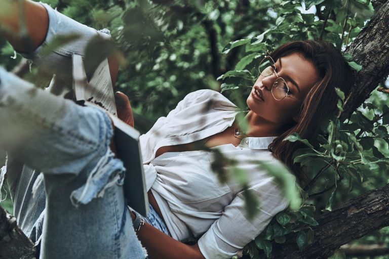 Γυναίκα διαβάζει βιβλίο