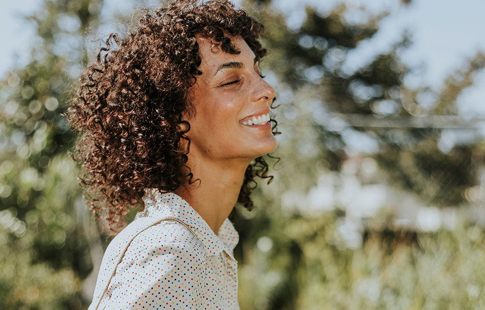 Γυναίκα χαρούμενη στη φύση