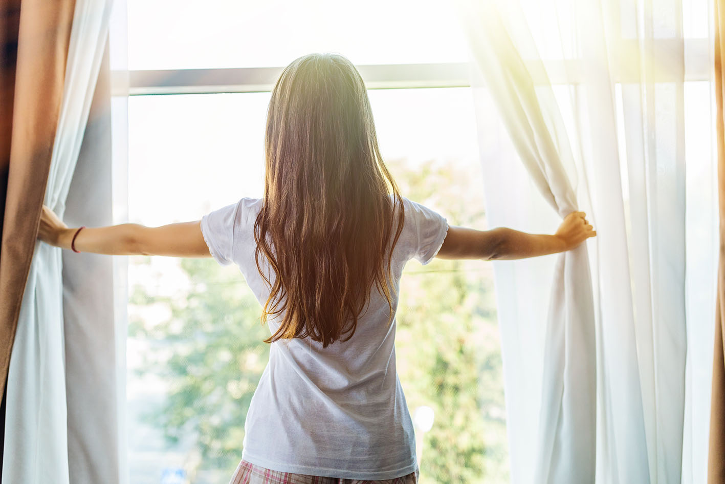 Γυναίκα νέα ανοίγει παράθυρο μόλις ξύπνησε