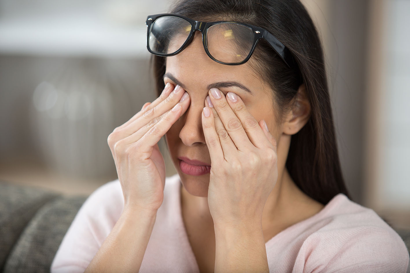Κουρασμένη γυναίκα τρίβει τα μάτια της