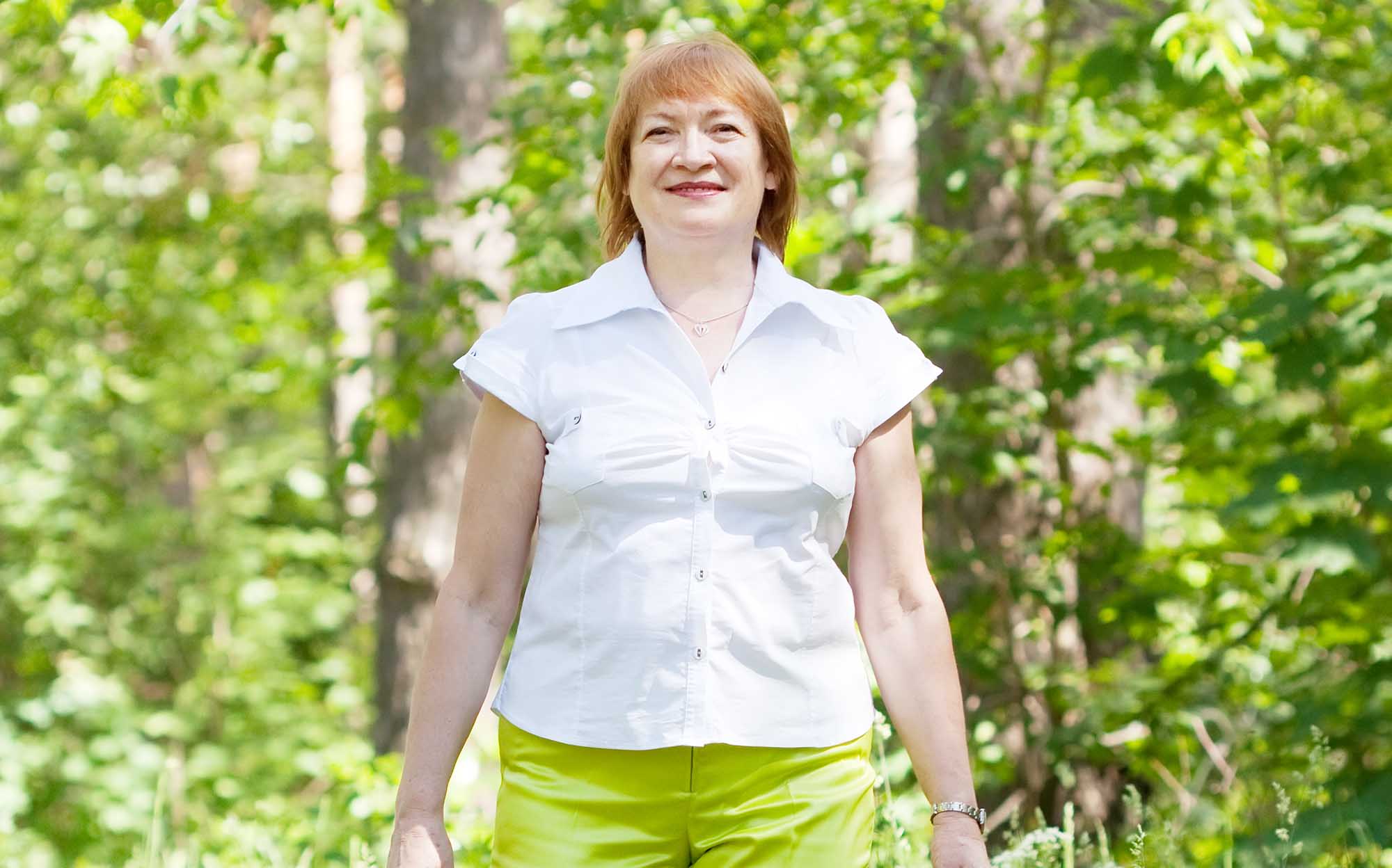 Γυναίκα περπατά στη φύση