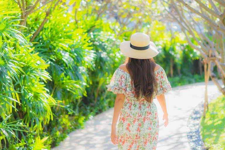 Γυναίκα νέα περπατά στο πάρκο άνοιξη ή καλοκαίρι