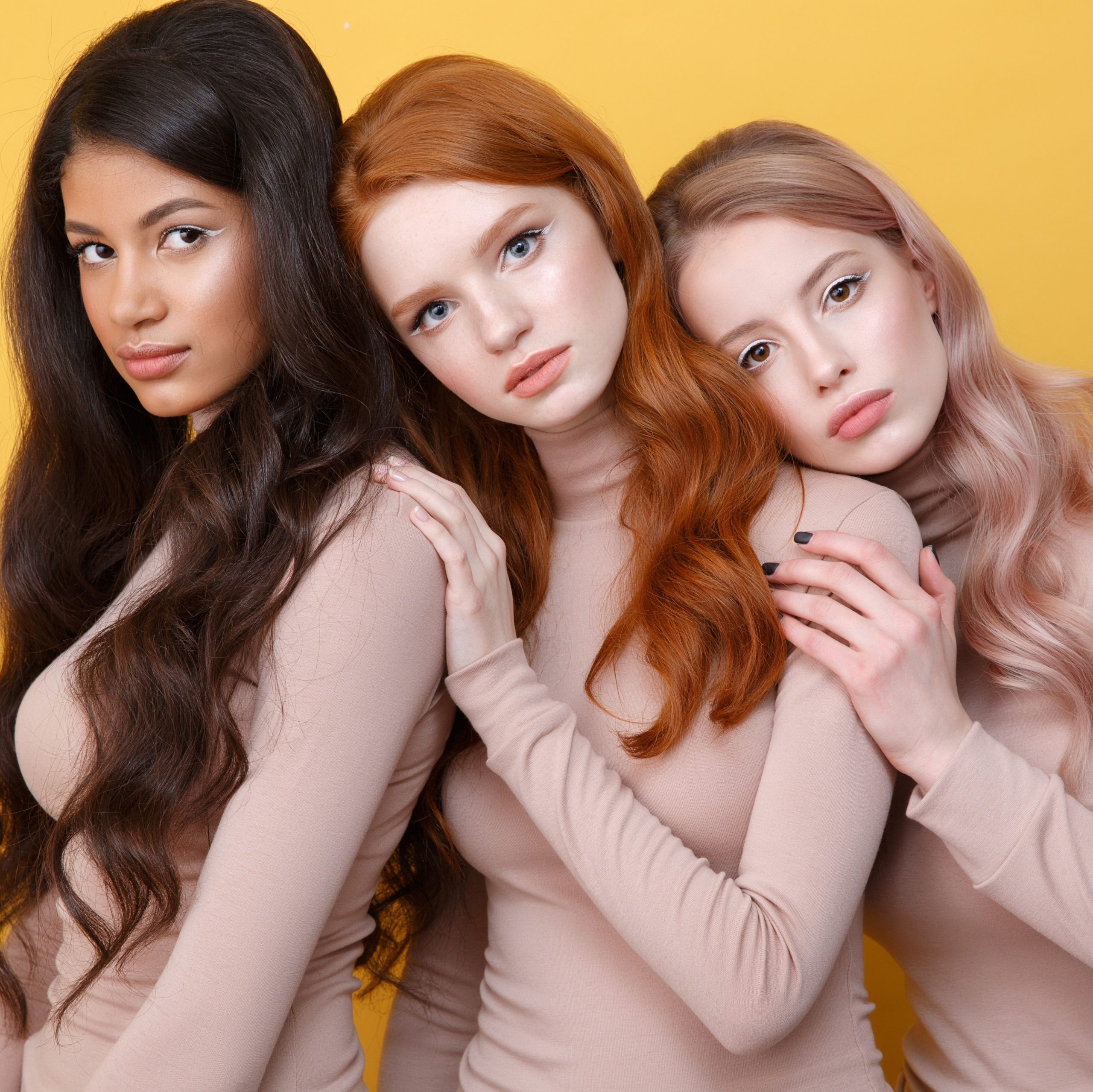 Γυναίκες με διαφορετικό χρώμα μαλλιών