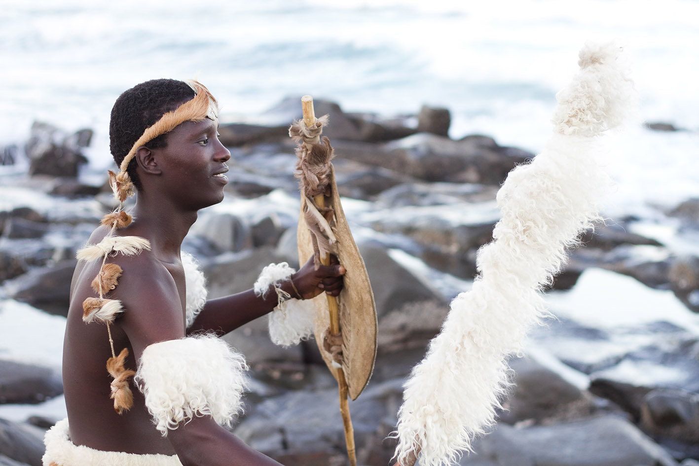 Άνδρας ζουλού στην παραλία