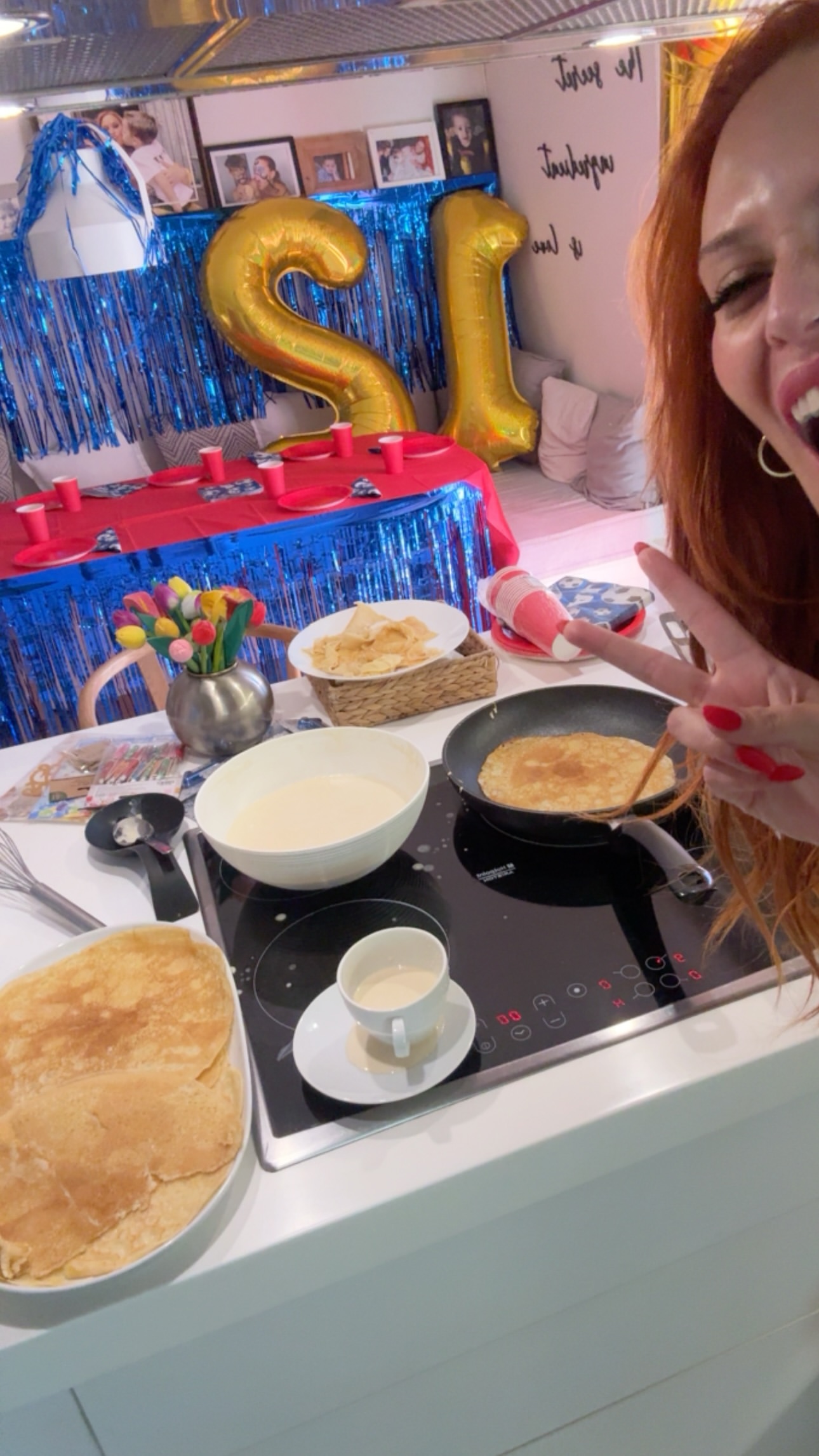 Η Σίσσυ Χρηστίδου στην κουζίνα ετοιμάζει γλυκές κρέπες