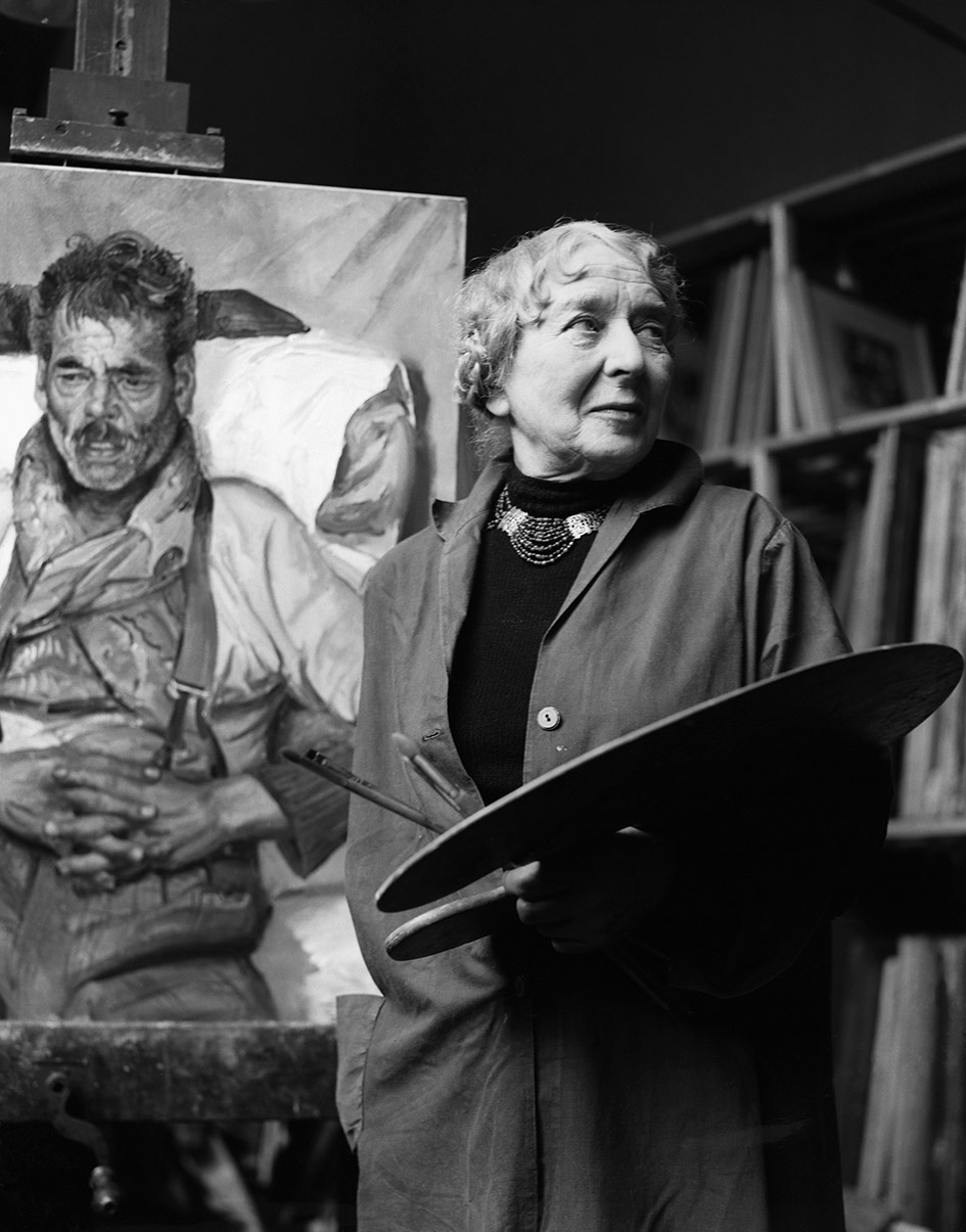 Η Αγγλίδα ζωγράφος Dame Laura Knight στο στούντιό της, την ώρα που ζωγραφίζει πορτρέτο.