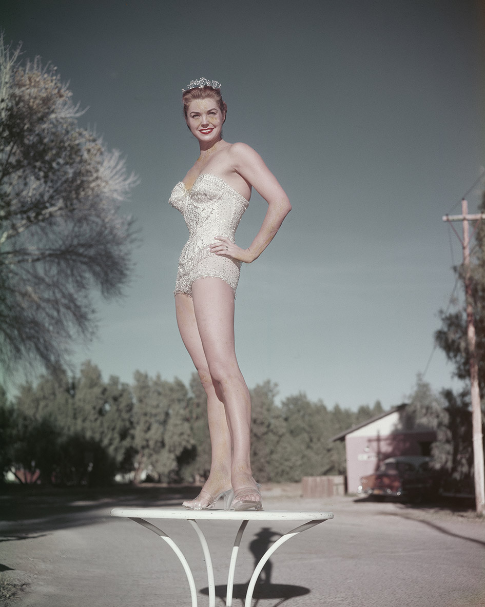 H Αμερικανίδα ηθοποιός και κολυμβήτρια Esther Williams (1921 - 2013) με ιδιαίτερο μαγιό και τιάρα το1950.