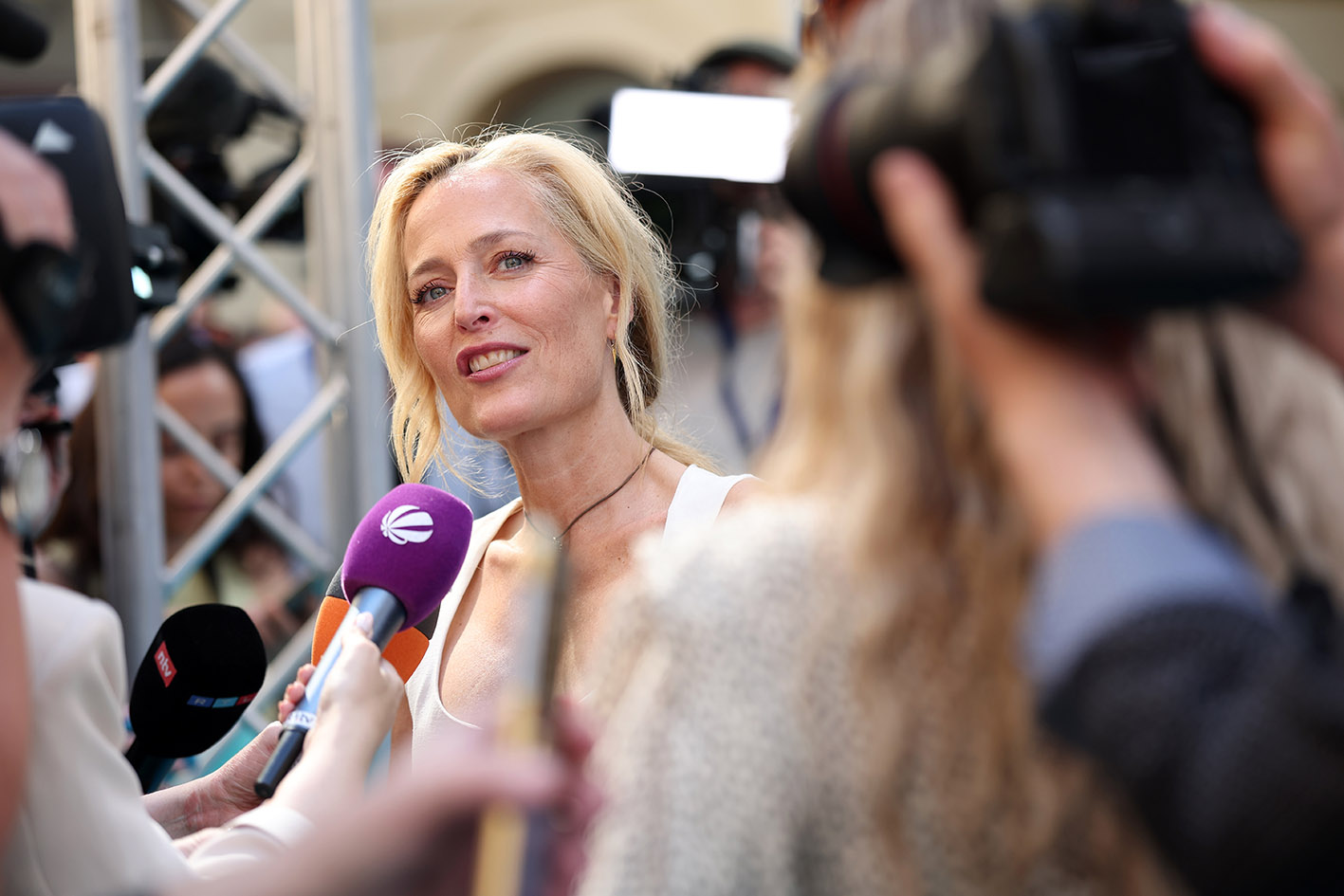 H Gillian Anderson στη φωτογράφιση των βραβείων CineMerit και την πρεμιέρα της ταινίας "The Salt Path" κατά τη διάρκεια του Φεστιβάλ Κινηματογράφου του Μονάχου 2025 στο Deutsches Theater την 1η Ιουλίου 2025.