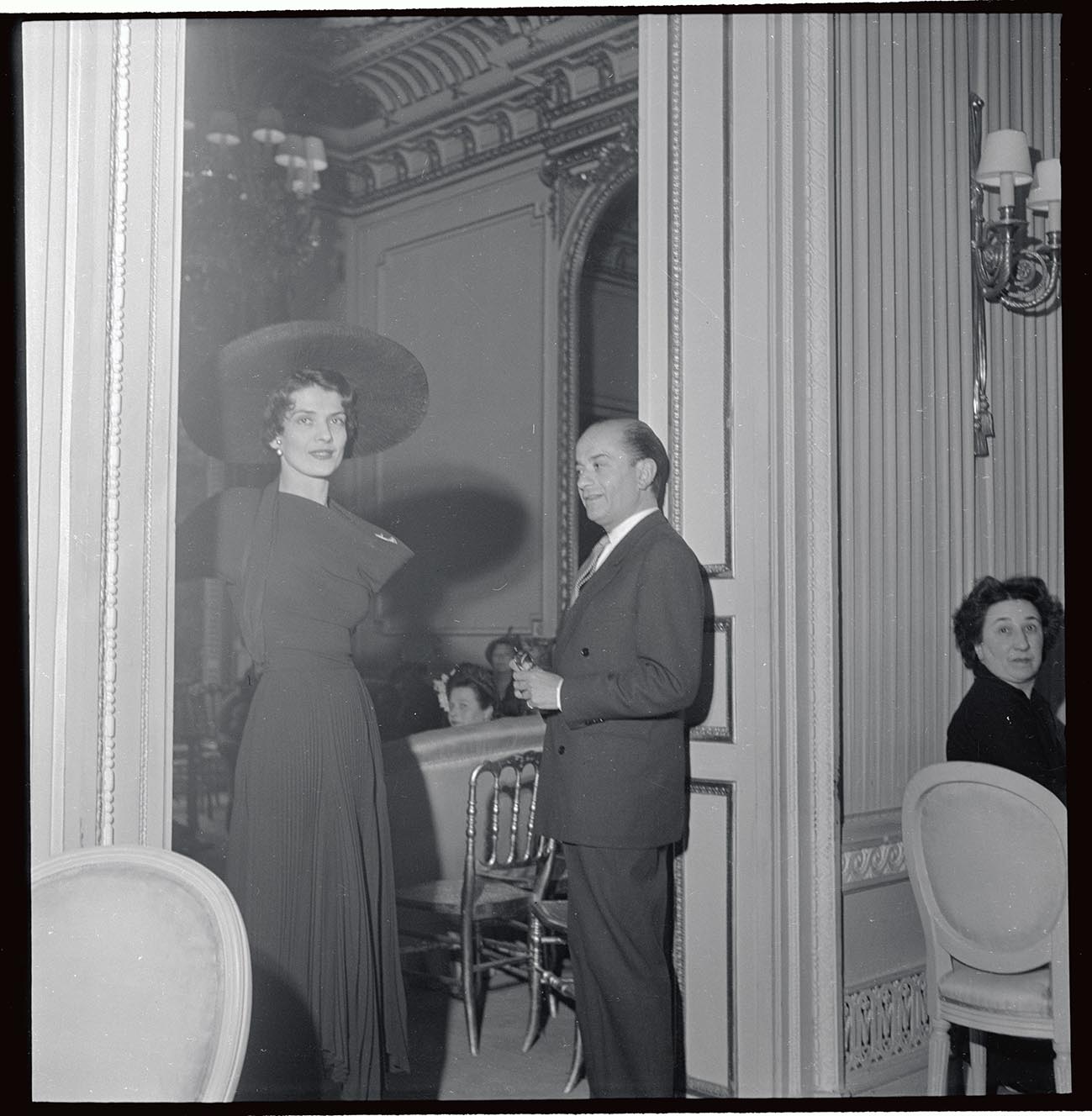 Ο σχεδιαστής μόδας Jean Desses απεικονίζεται εδώ με ένα μοντέλο.