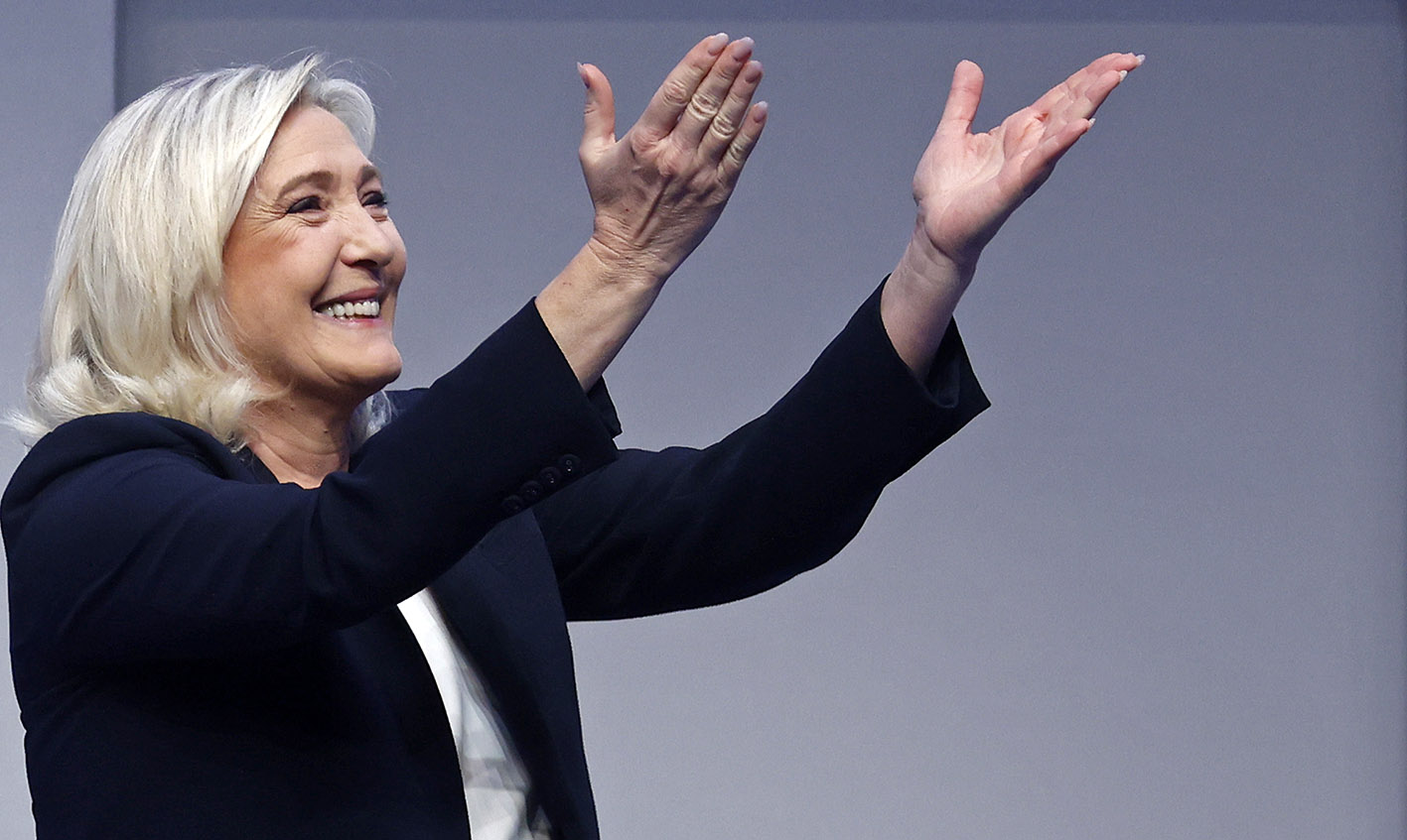 Η επικεφαλής της κοινοβουλευτικής ομάδας του γαλλικού ακροδεξιού κόμματος Εθνικός Συναγερμός (RN), Μαρίν Λεπέν, χαιρετά το κοινό κατά τη διάρκεια του 18ου συνεδρίου του Εθνικού Συναγερμού στις 5 Νοεμβρίου 2022 στο Παρίσι της Γαλλίας.