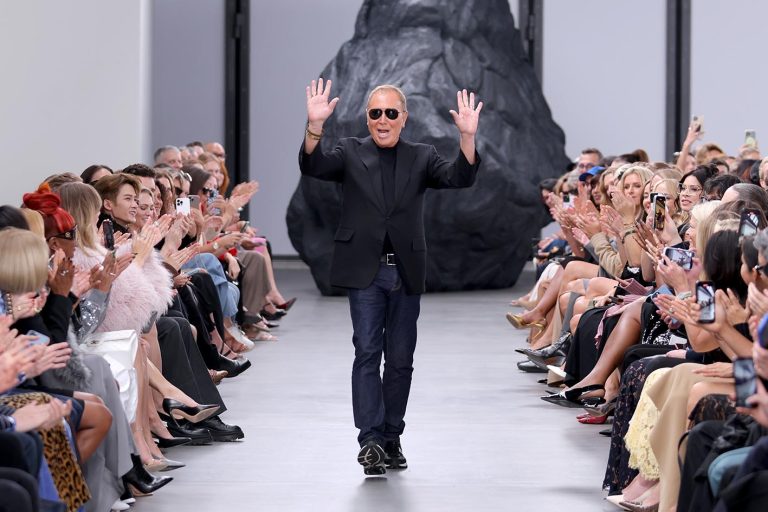 Ο σχεδιαστής Michael Kors στο τελoς της επίδειξης μόδας της συλλογής του Michael Kors Άνοιξη/Καλοκαίρι 2025 στο The Shed στις 10 Σεπτεμβρίου 2024 στη Νέα Υόρκη.