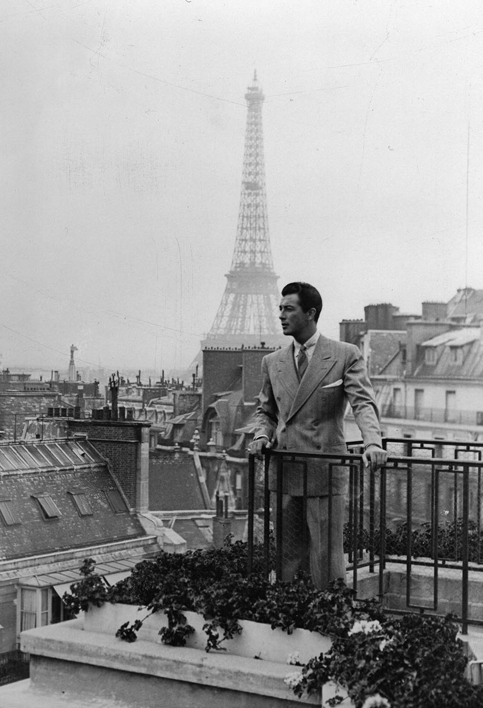 O ηθοποιός Ρόμπερτ Τέιλορ στο μπαλκόνι του ξενοδοχείου του στο Παρίσι. Στο βάθος: Ο Πύργος του Άιφελ. 1937.