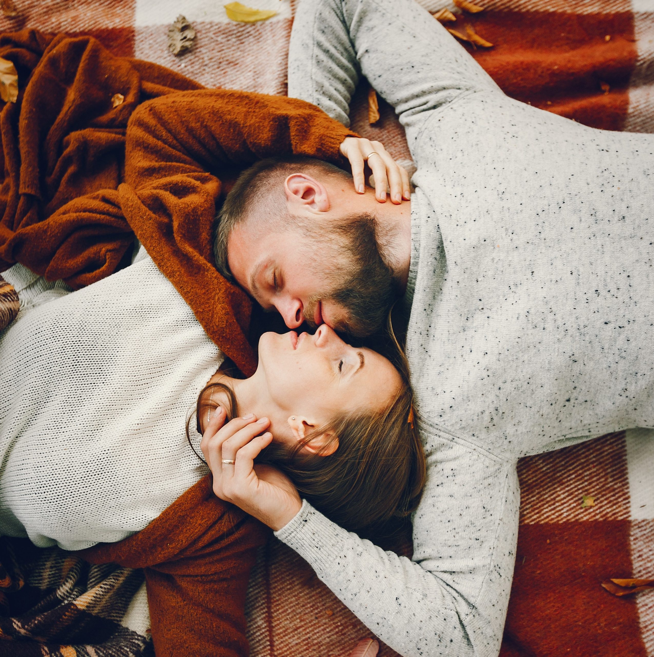 Ζευγάρι φιλιέται στο πάρκο