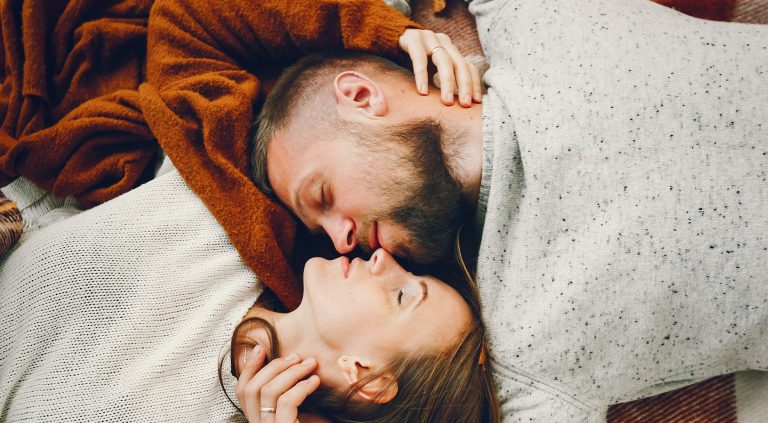 Ζευγάρι φιλιέται στο πάρκο