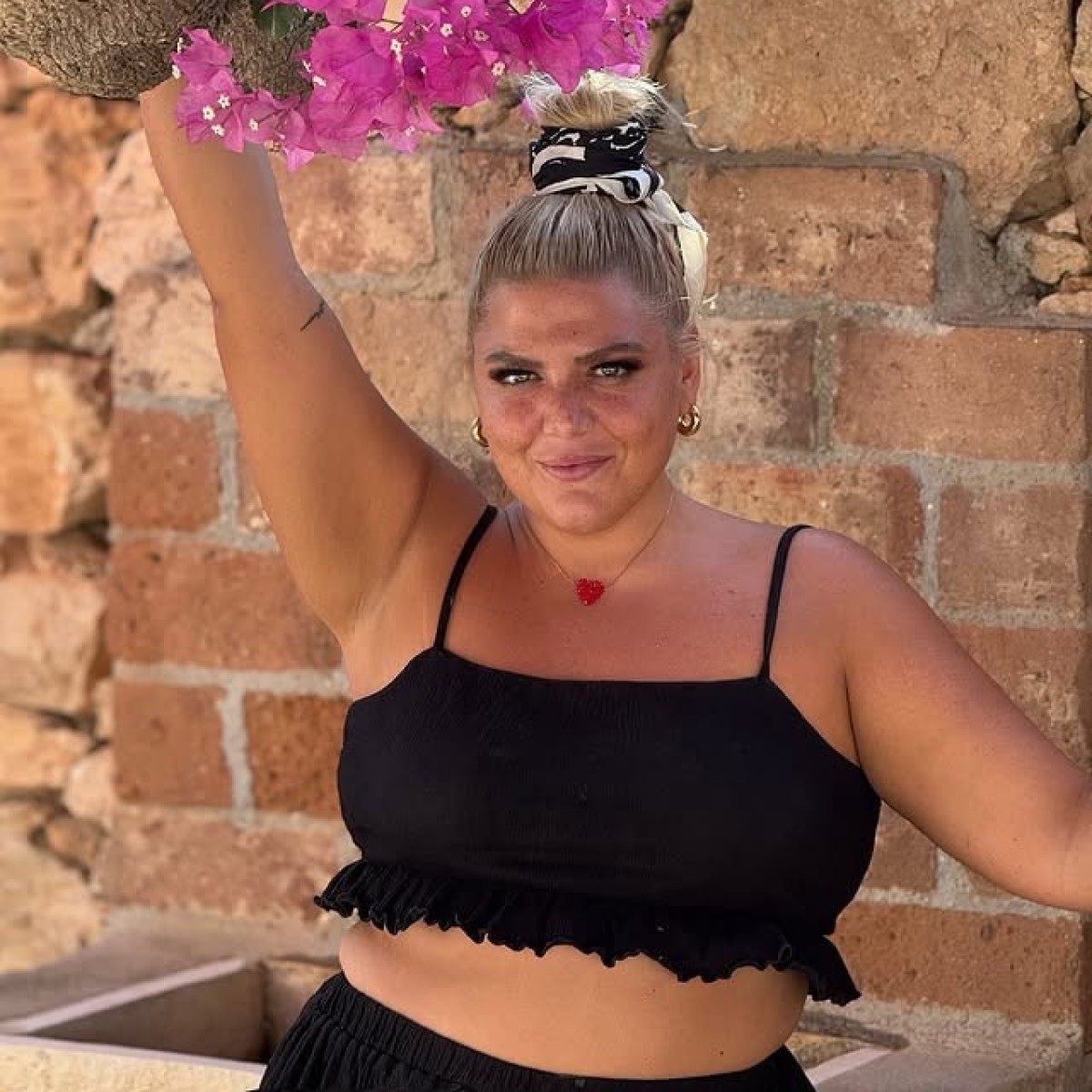 Η Δανάη Μπάρκα με καλοκαιρινό look