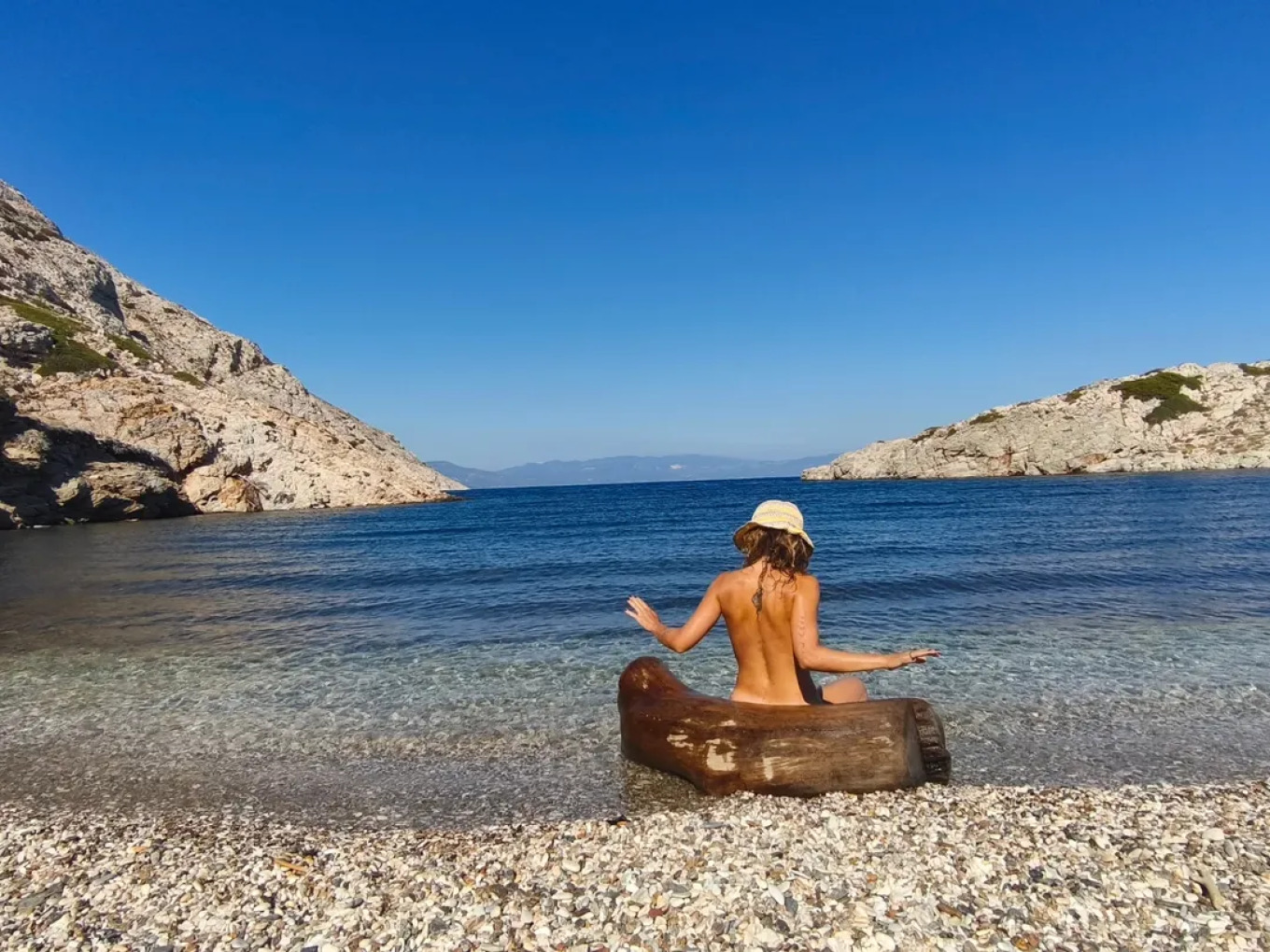 Η Έλλη Τρίγγου γυμνή σε παραλία