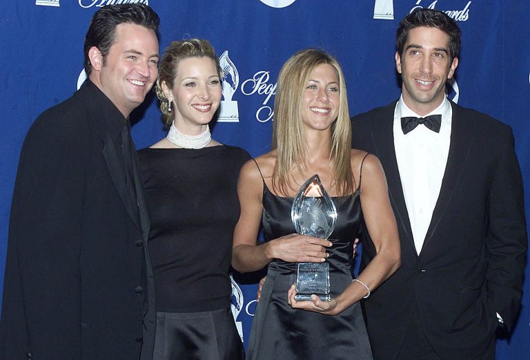 Το καστ των "Friends": Matthew Perry, Lisa Kudrow και Jennifer Aniston ποζάρουν με το βραβείο τους στα 26α People's Choice Awards στην Πασαντίνα, 9 Ιανουαρίου 2000