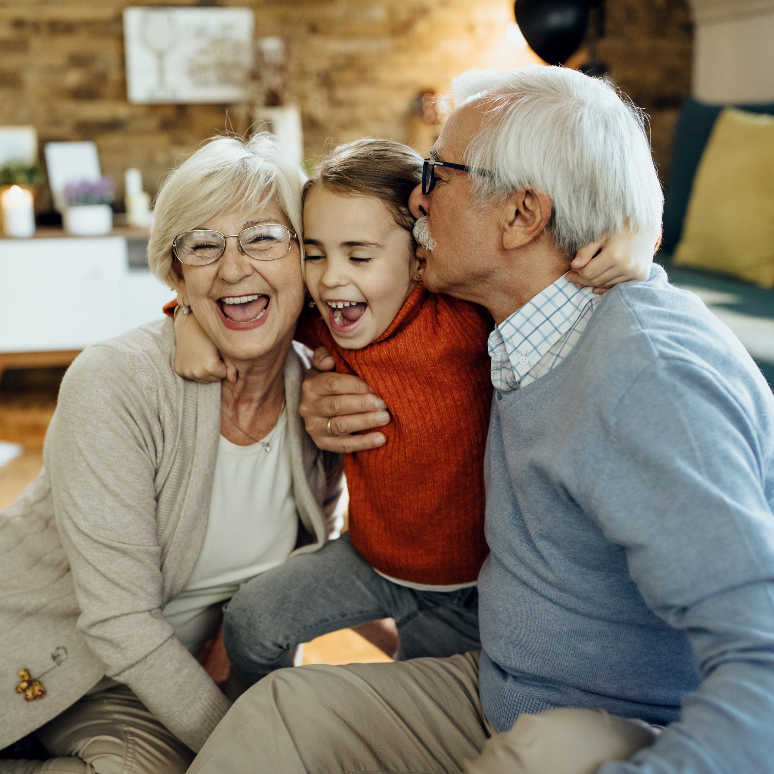 Κοριτσάκι ανάμεσα στον παππού και τη γιαγιά του περνάνε όμορφα