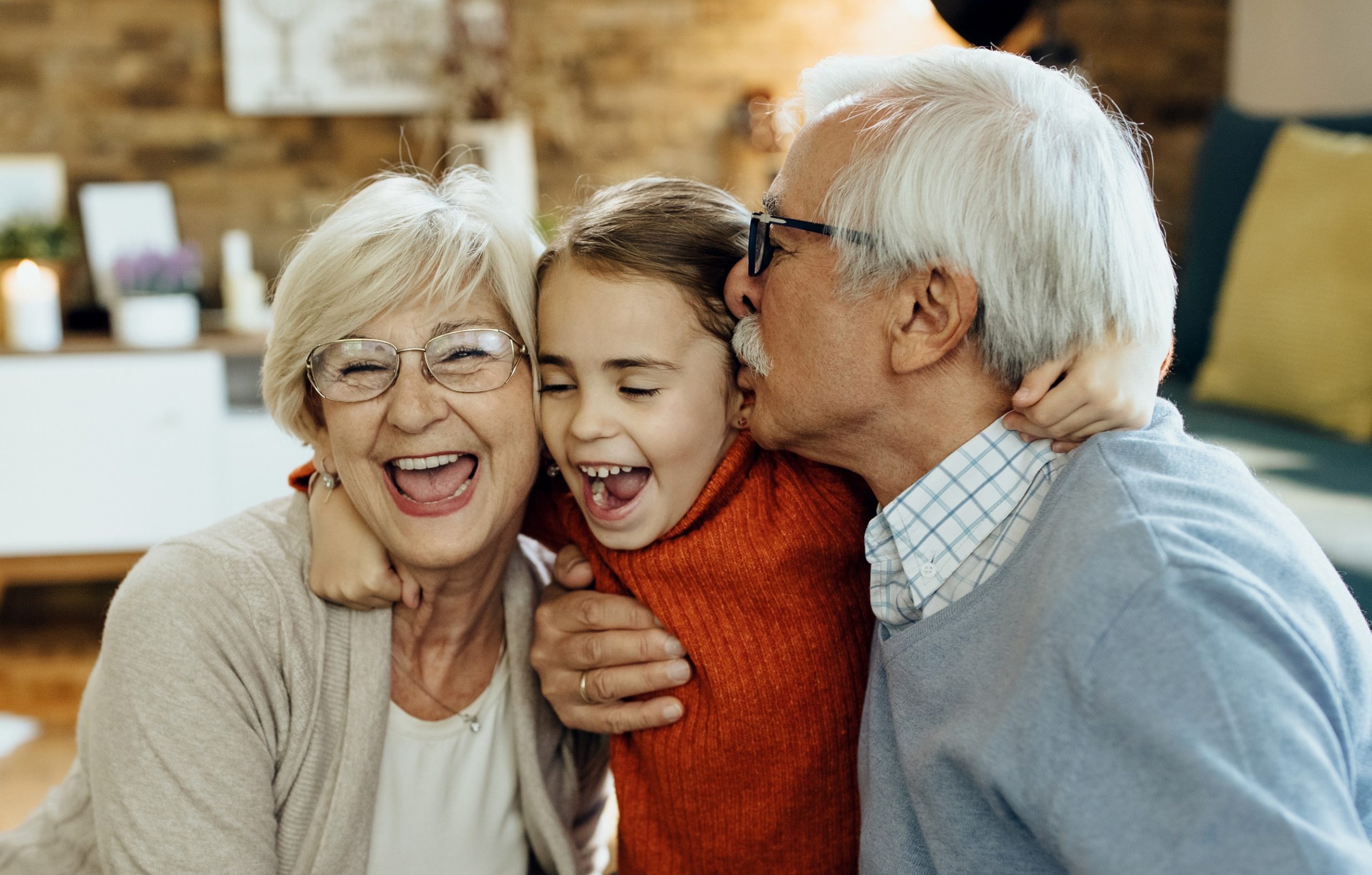 Κοριτσάκι ανάμεσα στον παππού και τη γιαγιά του περνάνε όμορφα