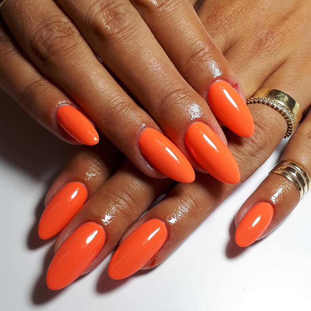 Πορτοκαλί αμυγδαλωτά νύχια