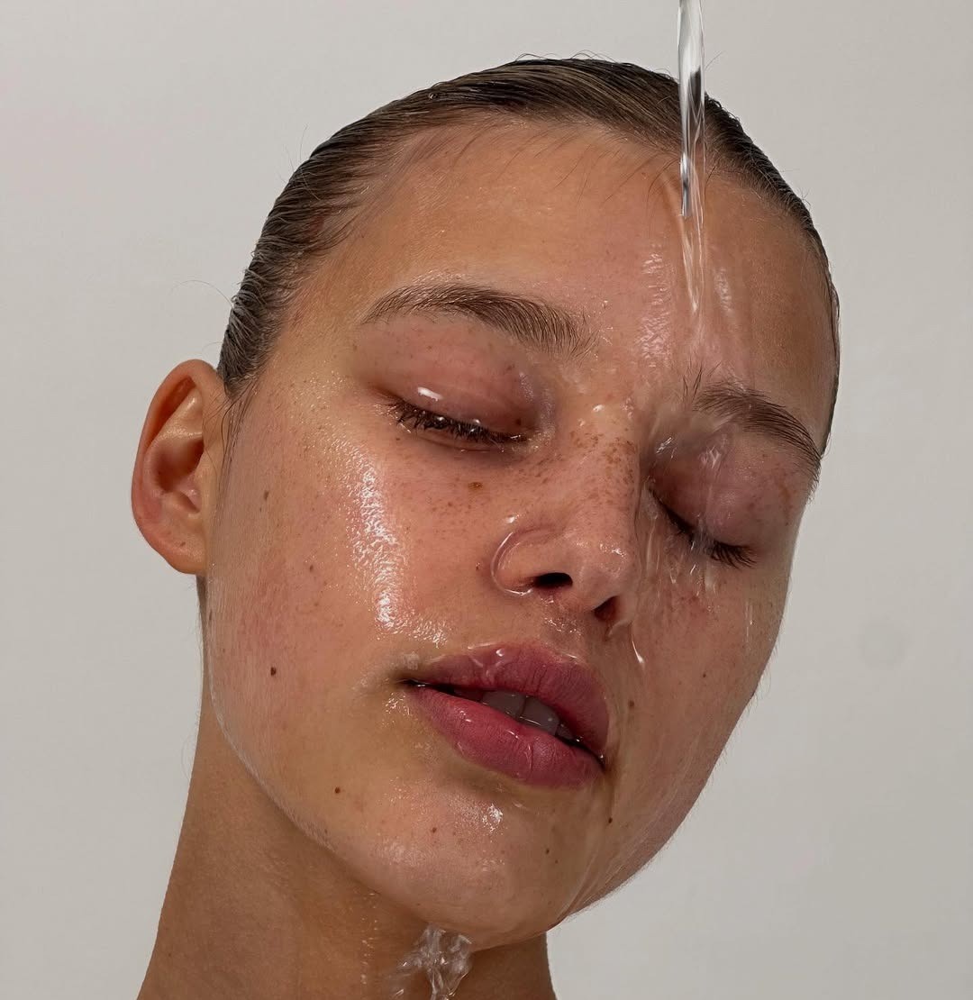 Κοπέλα με νερό που βρέχει το πρόσωπό της