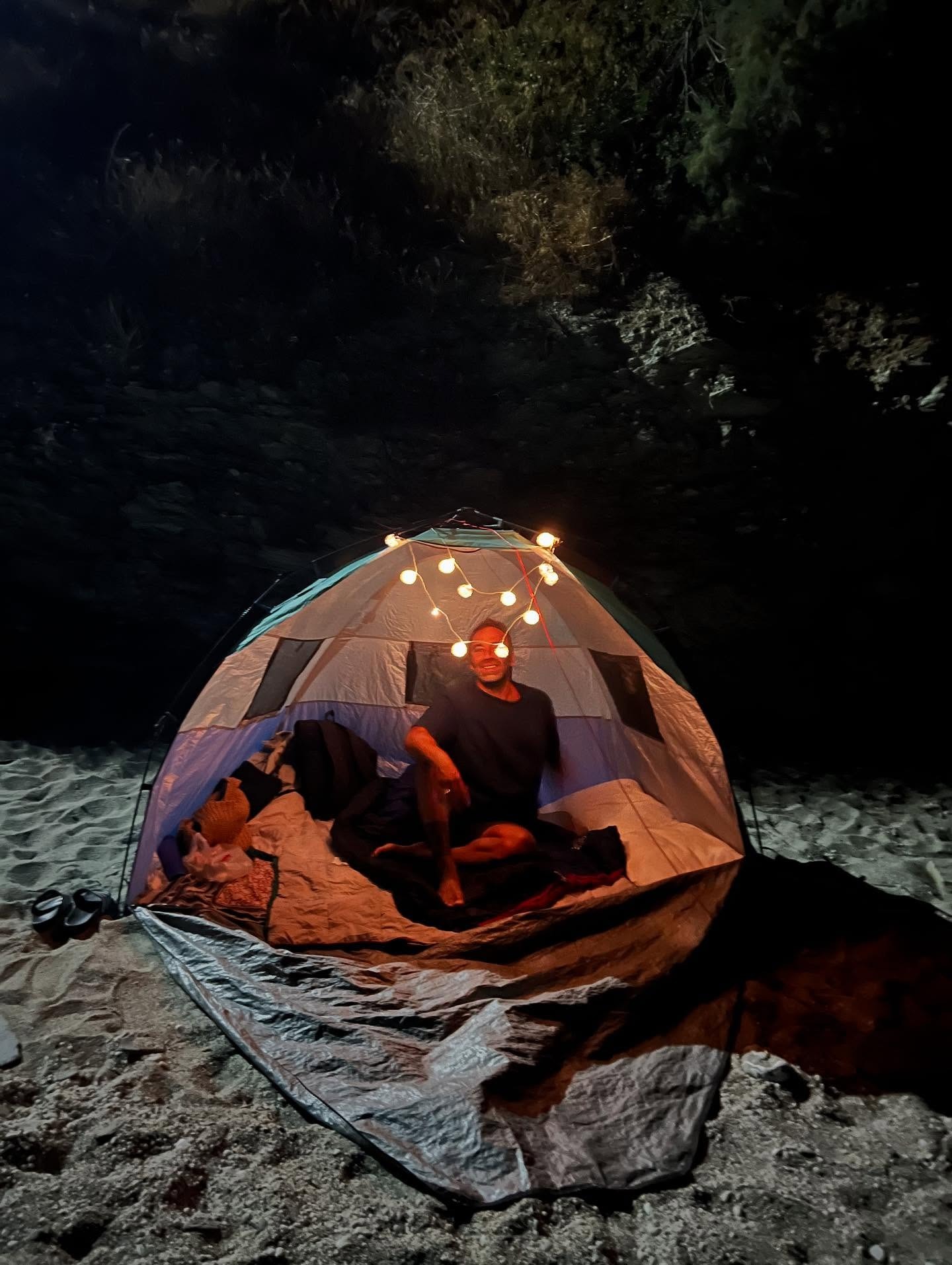 Η Κατερίνα Παπουτσάκη με τον Θάνο Χατζόπουλο για ελεύθερο κάμπινγκ