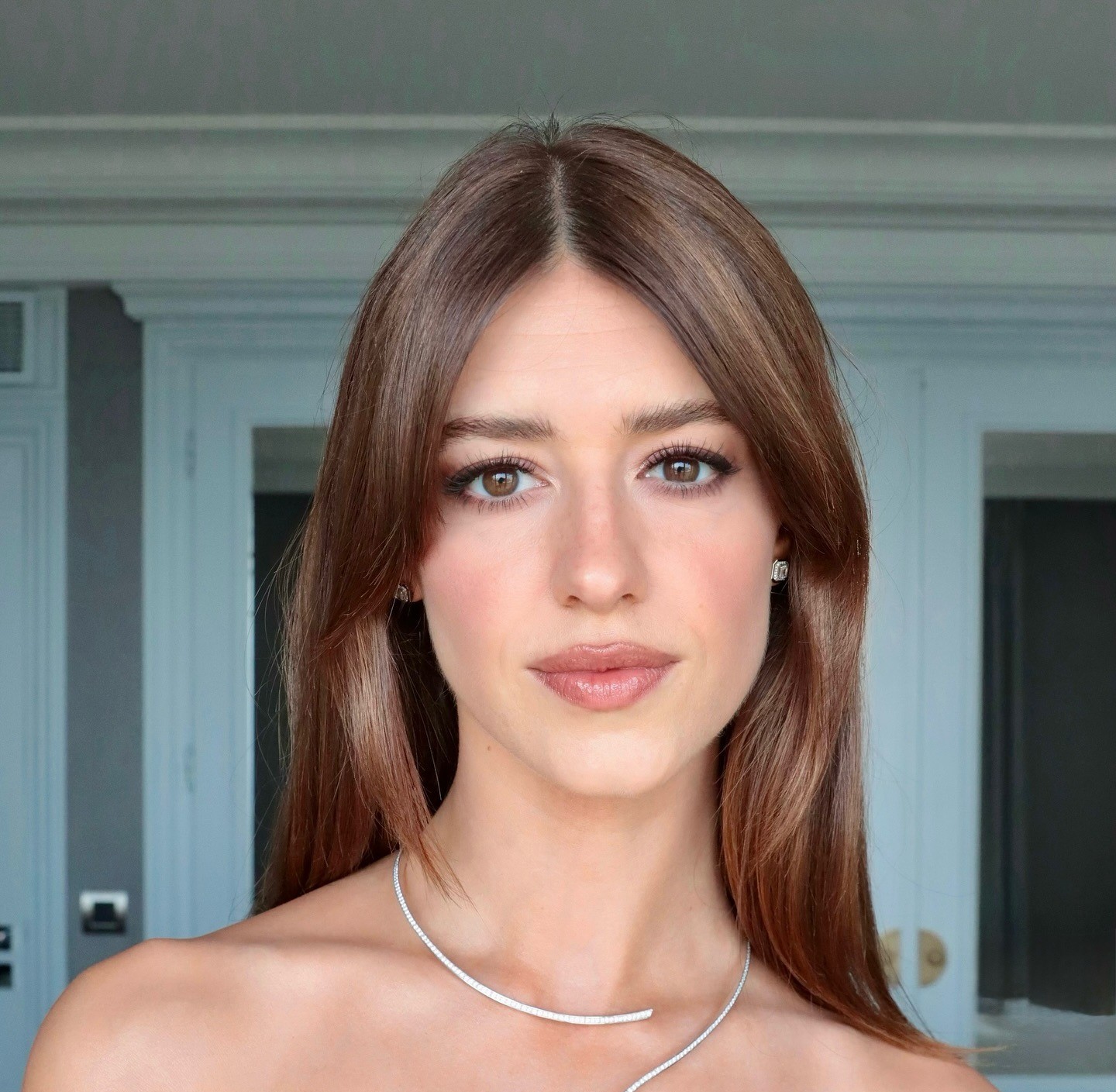 H Daisy Edgar Jones με χωρίστρα μαλλιών στη μέση