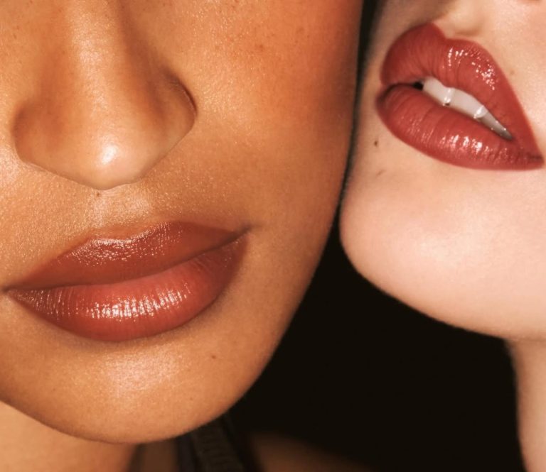 Χείλη με κραγιόν και γκλος σε γήινες αποχρώσεις