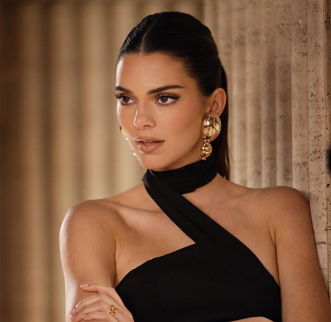 H Kendall Jenner με καλοσχηματισμένα καφέ χείλη