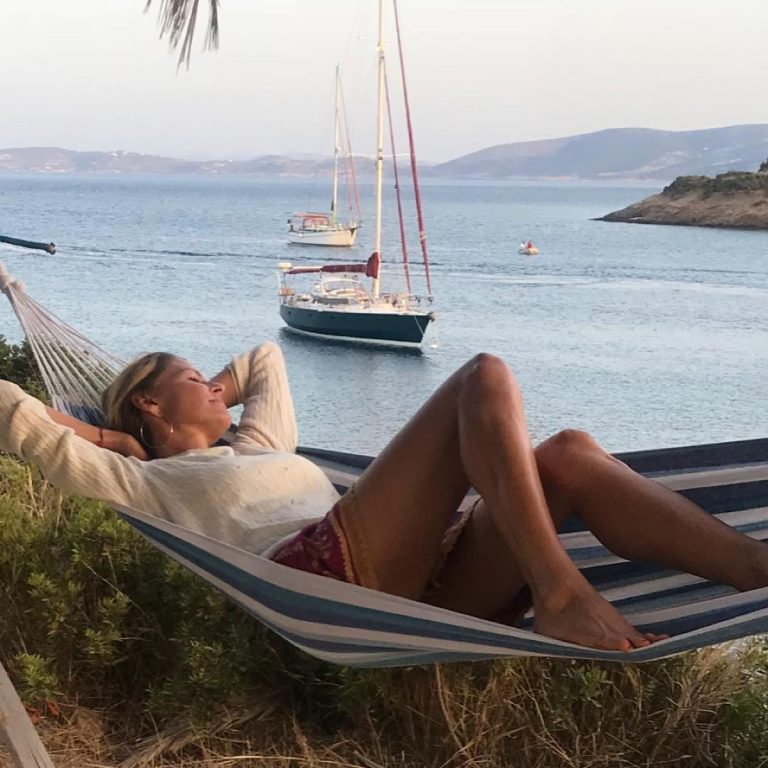 Η Τζένη Μπαλατσινού ξαπλωμένη σε αιώρα το καλοκαίρι