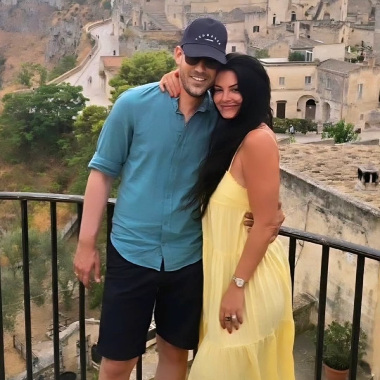 Η Μαρία Κορινθίου και ο Γιώργος Καραθανάσης αγκαλιασμένοι στην Ιταλία