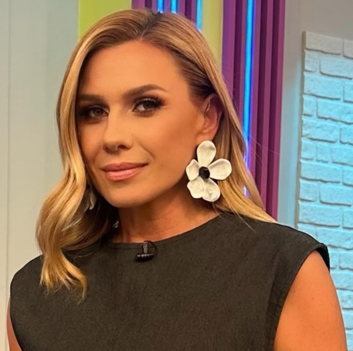 Η Κατερίνα Καραβάτου με σκουλαρίκια λουλούδια