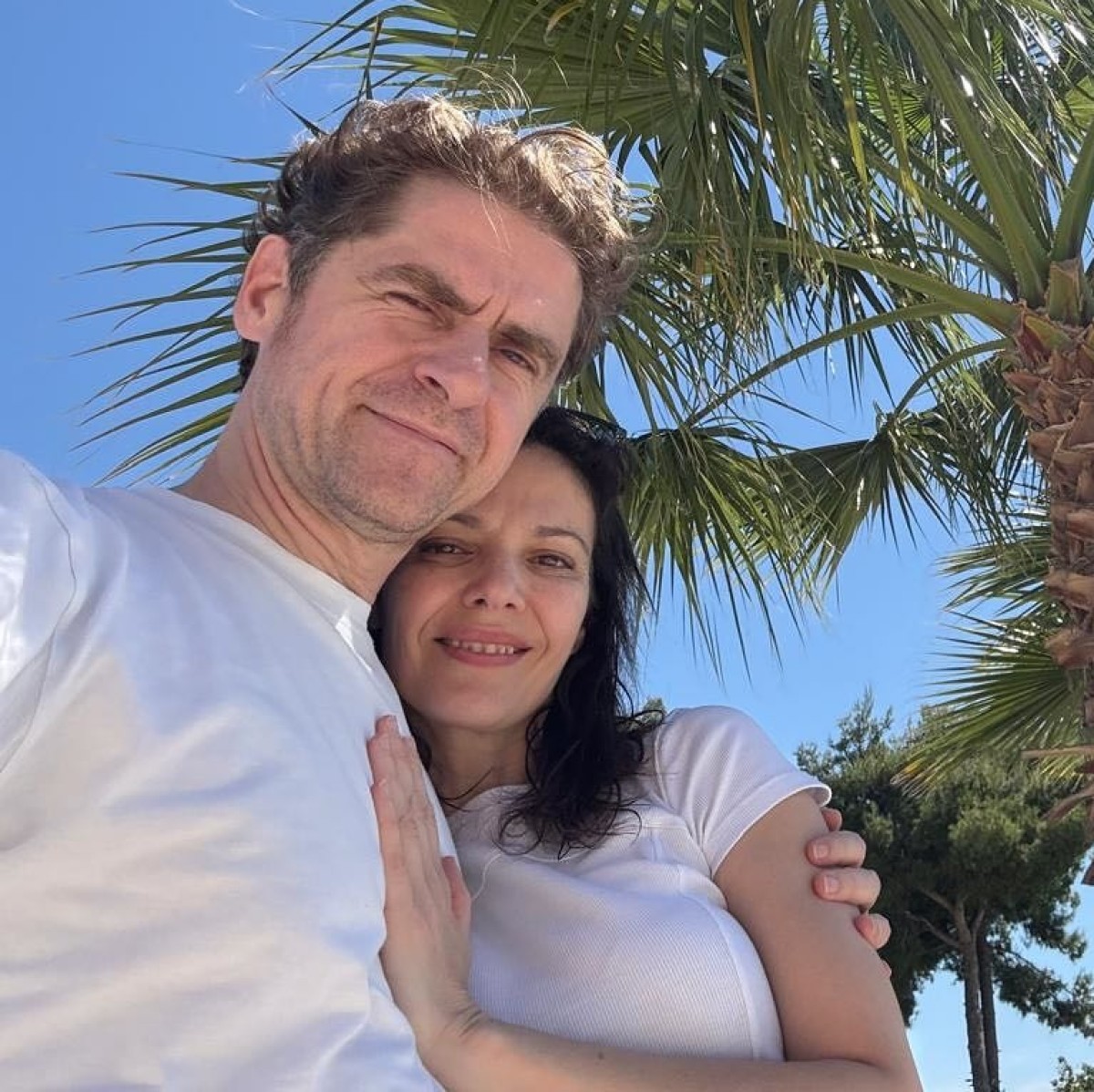 Ο Δημήτρης Λάλος αγκαλιά με τη Μαριλίτα Λαμπροπούλου