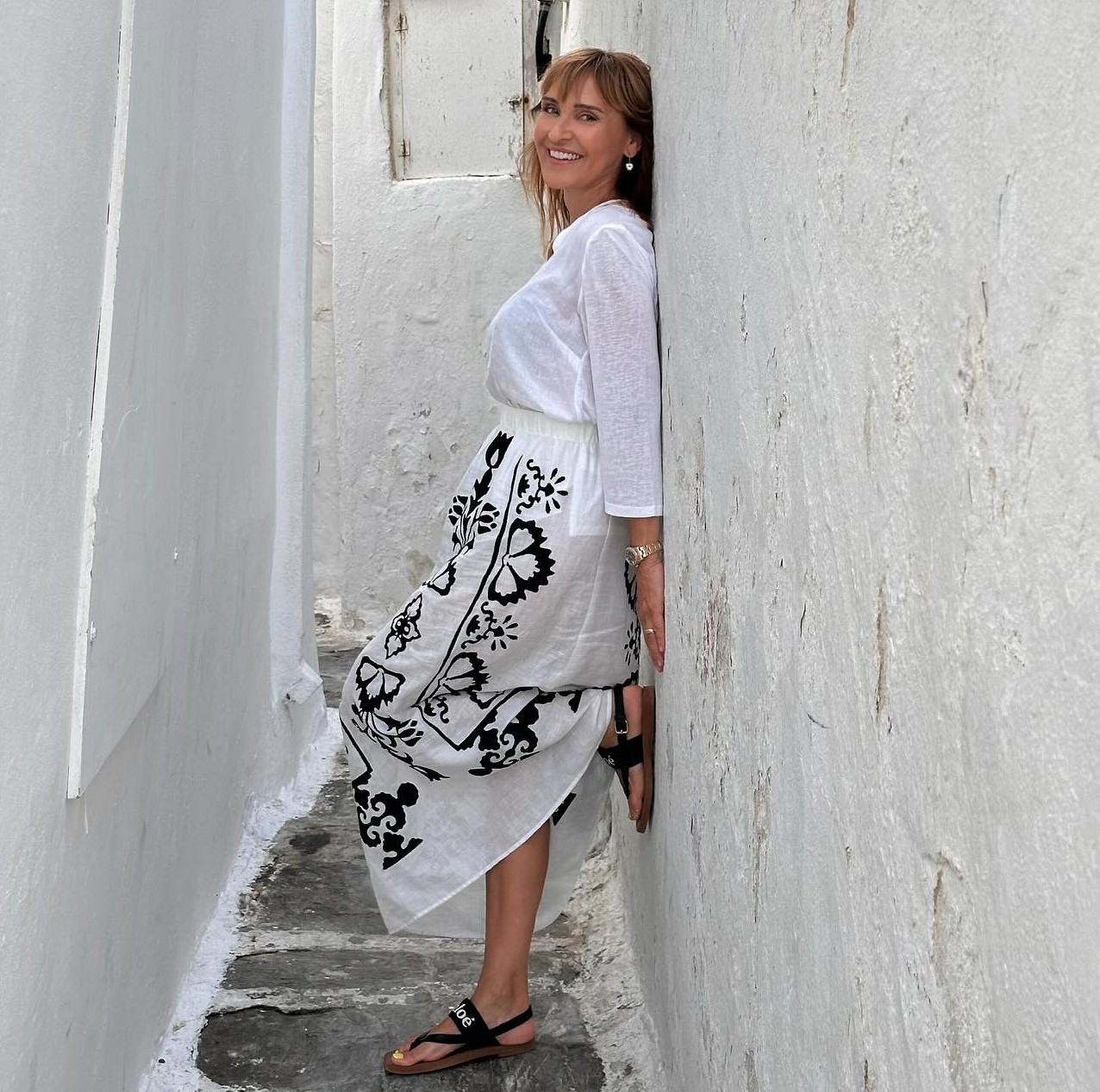 Η Μάρα Ζαχαρέα ποζάρει στα σοκάκια της Πάρου