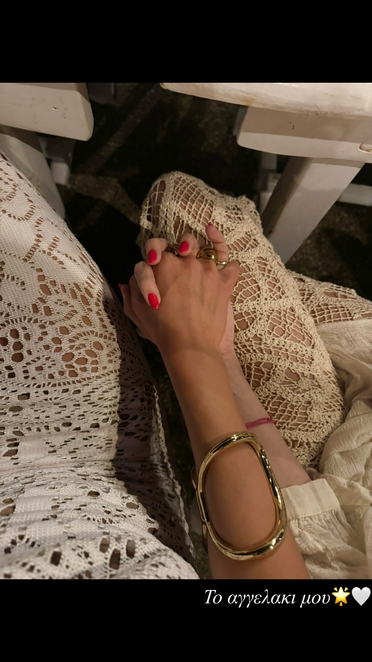 Η Μελίνα Νικολαΐδη κρατά το χέρι της Αλεξάνδρας Νικολαΐδου