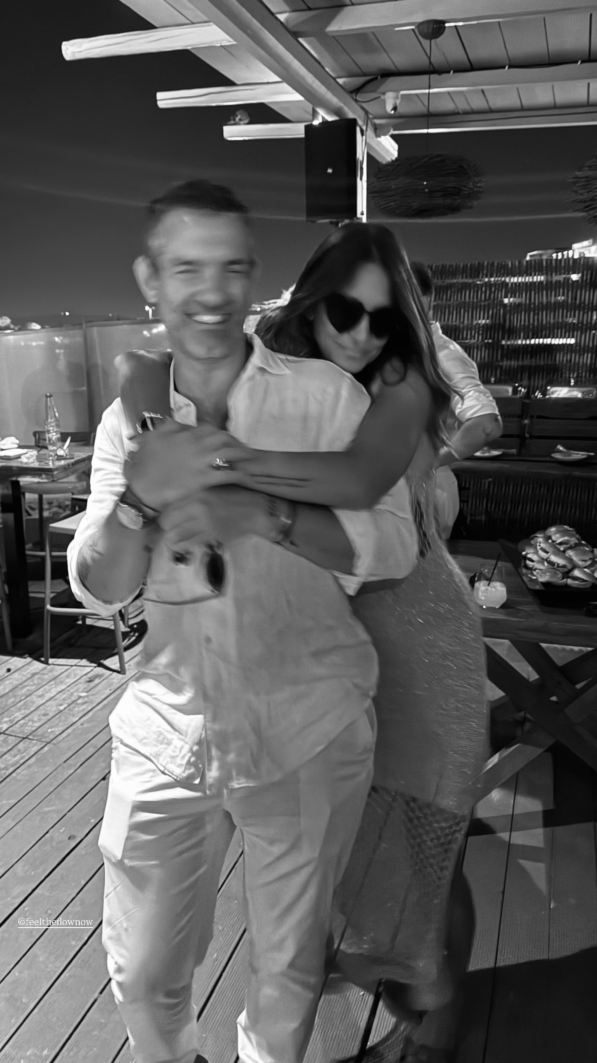 Ο Φίλιππος Μιχόπουλος και η Κωνσταντίνα Ευριπίδου αγκαλιασμένοι