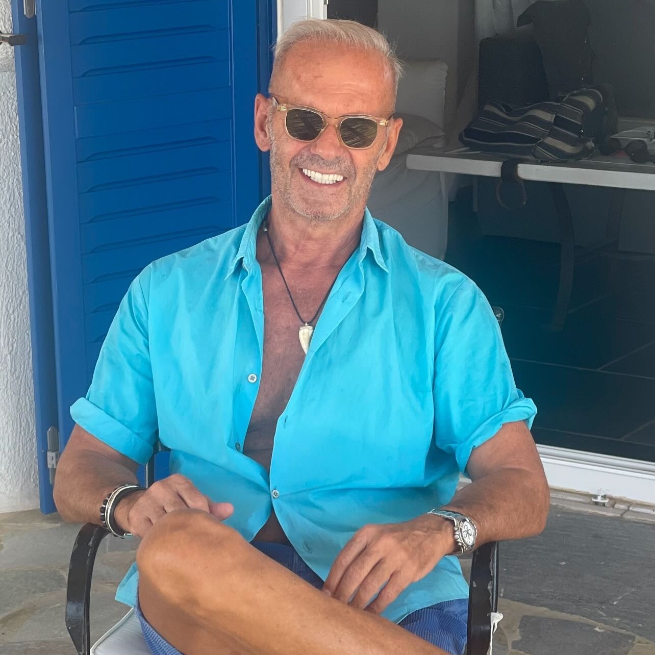 Ο πέτρος Κωστόπουλος καλοκαίρι σε νησί