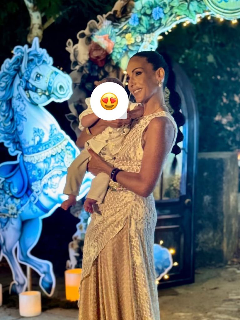 Η Ανθή Βούλγαρη στη βάπτιση του γιου της στο Πήλιο