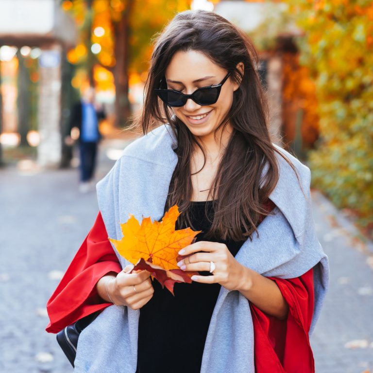 Γυναίκα το φθινόπωρο