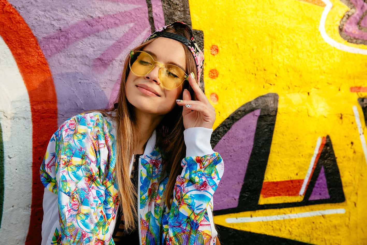 Γυναίκα νέα στην πόλη δίπλα σε street art