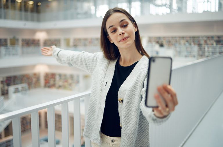 Γυναίκα βγάζει selfie φωτογραφία social media κίνδυνος - Στη συγκεκριμένη φωτογραφία βρίσκεται μέσα σε μουσείο ή βιβλιοθήκη