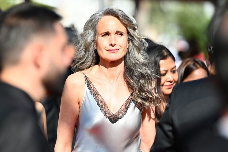 H Andie MacDowell στο κόκκινο χαλί "Φάκελος 137" (Υπόθεση 137)" στο 78ο ετήσιο Φεστιβάλ Κινηματογράφου των Καννών στο Palais des Festivals στις 15 Μαΐου 2025.