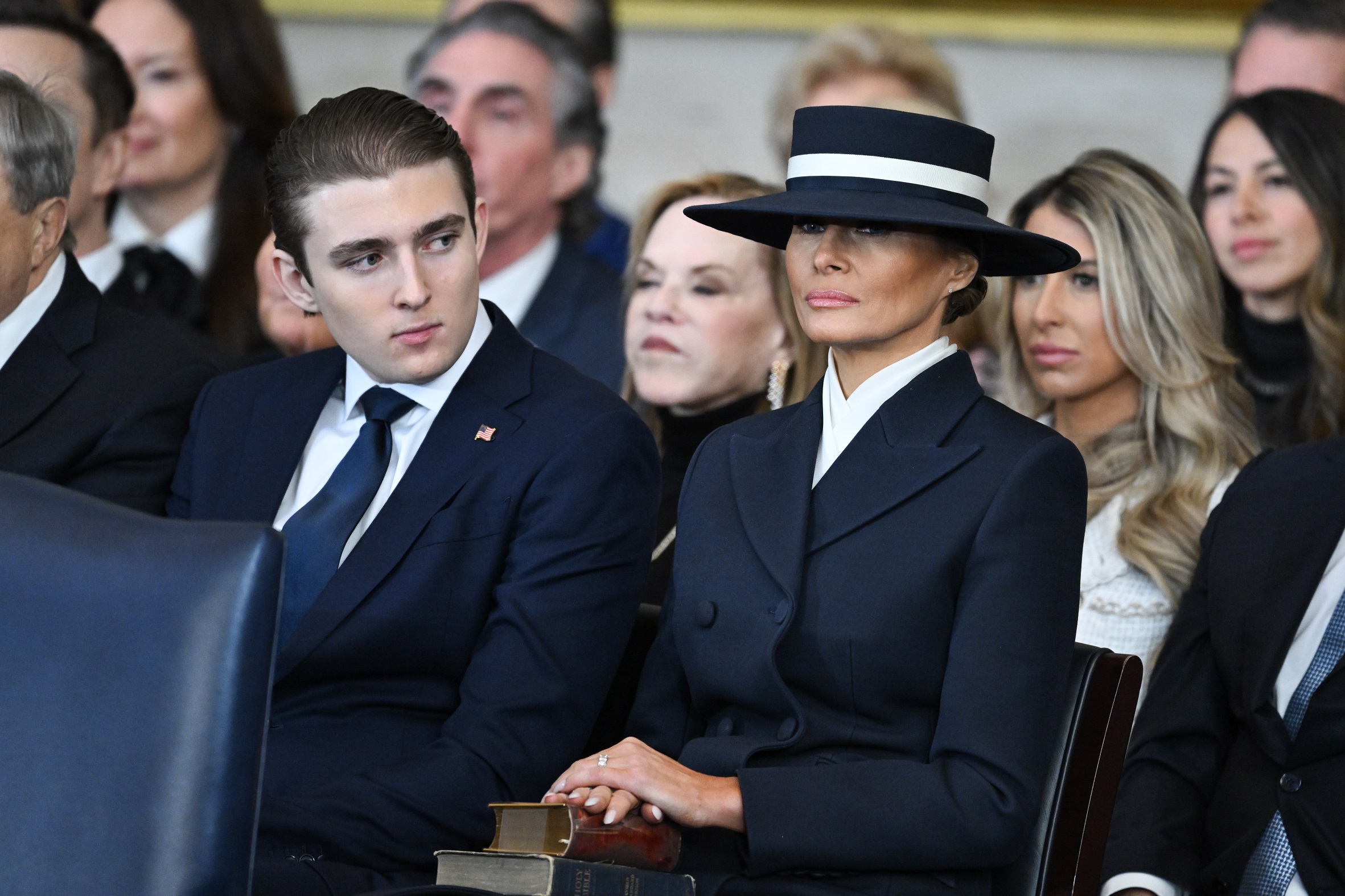 O Barron Trump και η Melania Trump κατά την ορκωμοσία του στο Καπιτώλιο, στις 20 Ιανουαρίου 2025