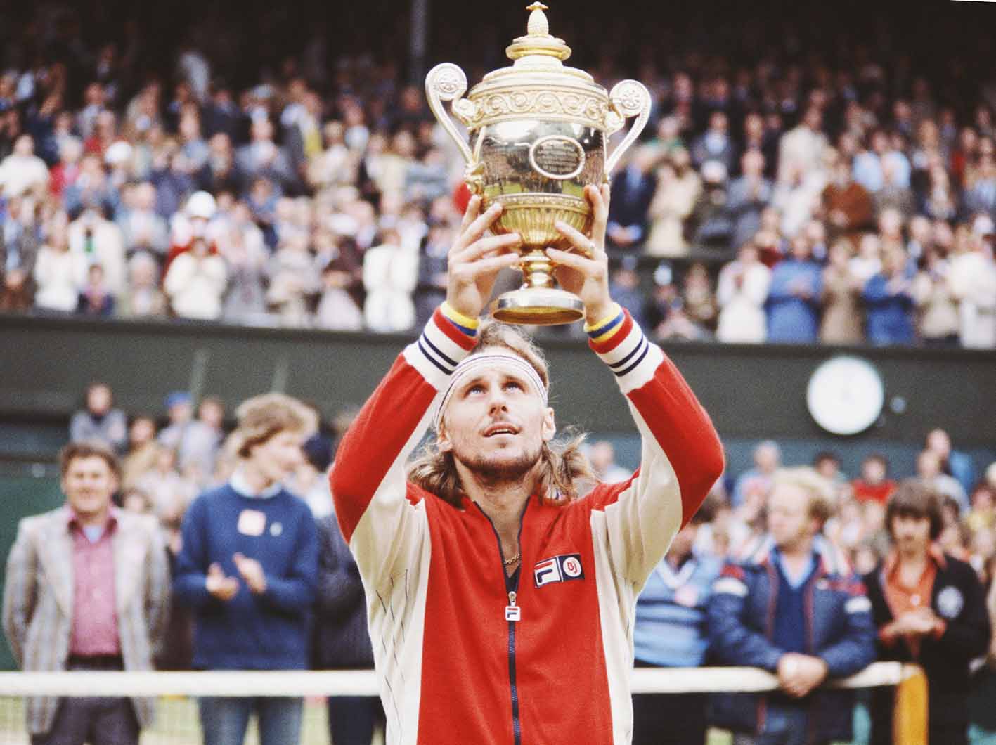 Bjorn Borg κρατάει το τρόπαιο ψηλά μετά τη νίκη επί του Τζίμι Κόνορς στον τελικό του απλού ανδρών στο Πρωτάθλημα Αντισφαίρισης Γουίμπλεντον στις 8 Ιουλίου 1978.