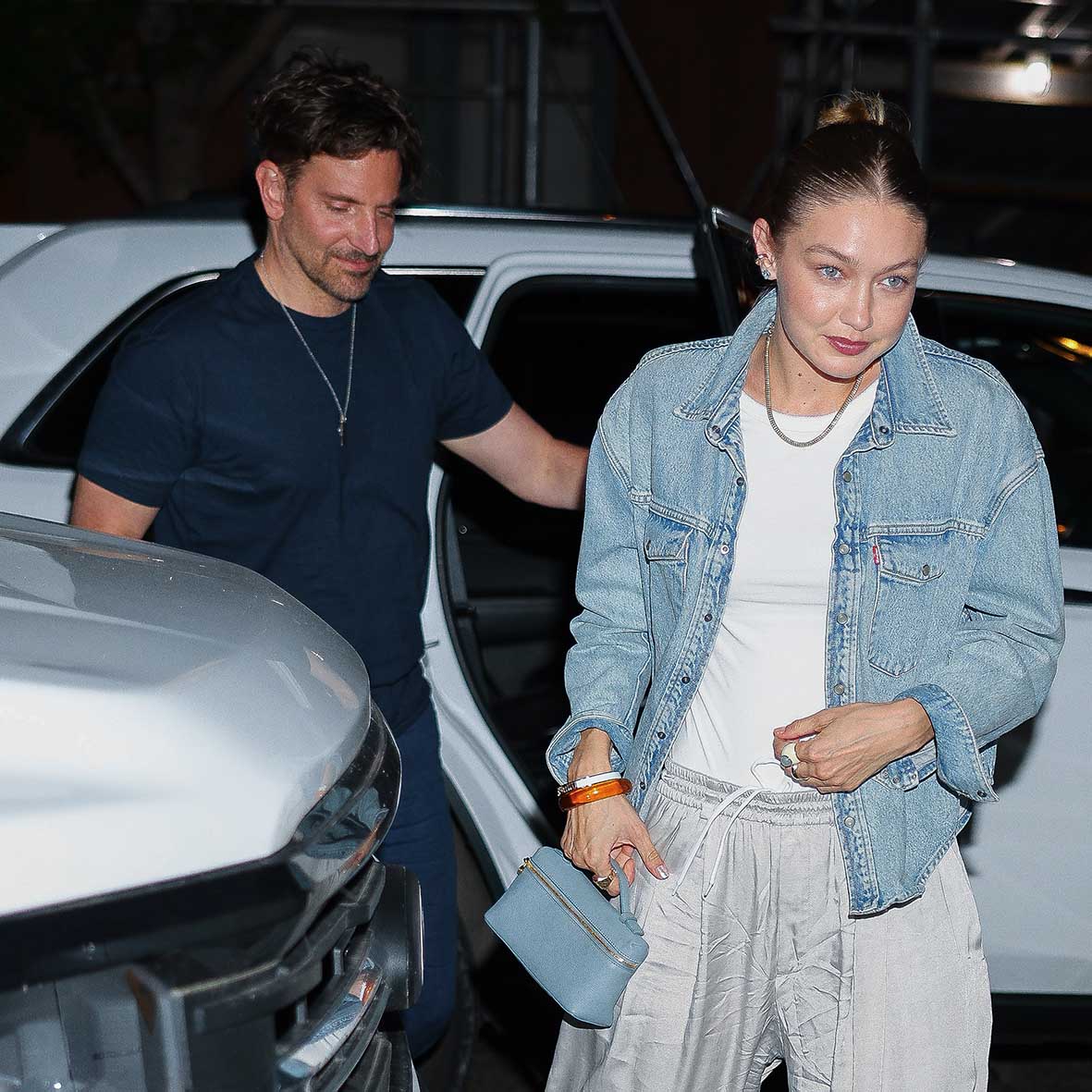 Oι Bradley Cooper και Gigi Hadid στο West Village της Νέας Υόρκης στις 13 Ιουνόυ 2025.