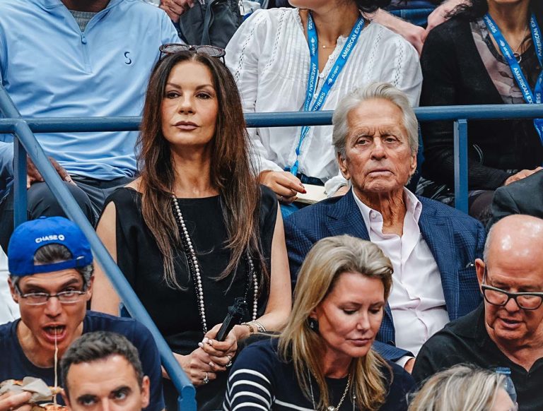 H Catherine Zeta-Jones και ο Michael Douglas στον τελικό του απλού ανδρών την 15η ημέρα του Πρωταθλήματος Τένις US Open 2025 στο Εθνικό Κέντρο Τένις USTA Billie Jean King στις 7 Σεπτεμβρίου 2025 στο Flushing Meadows, Queens, Νέα Υόρκη.